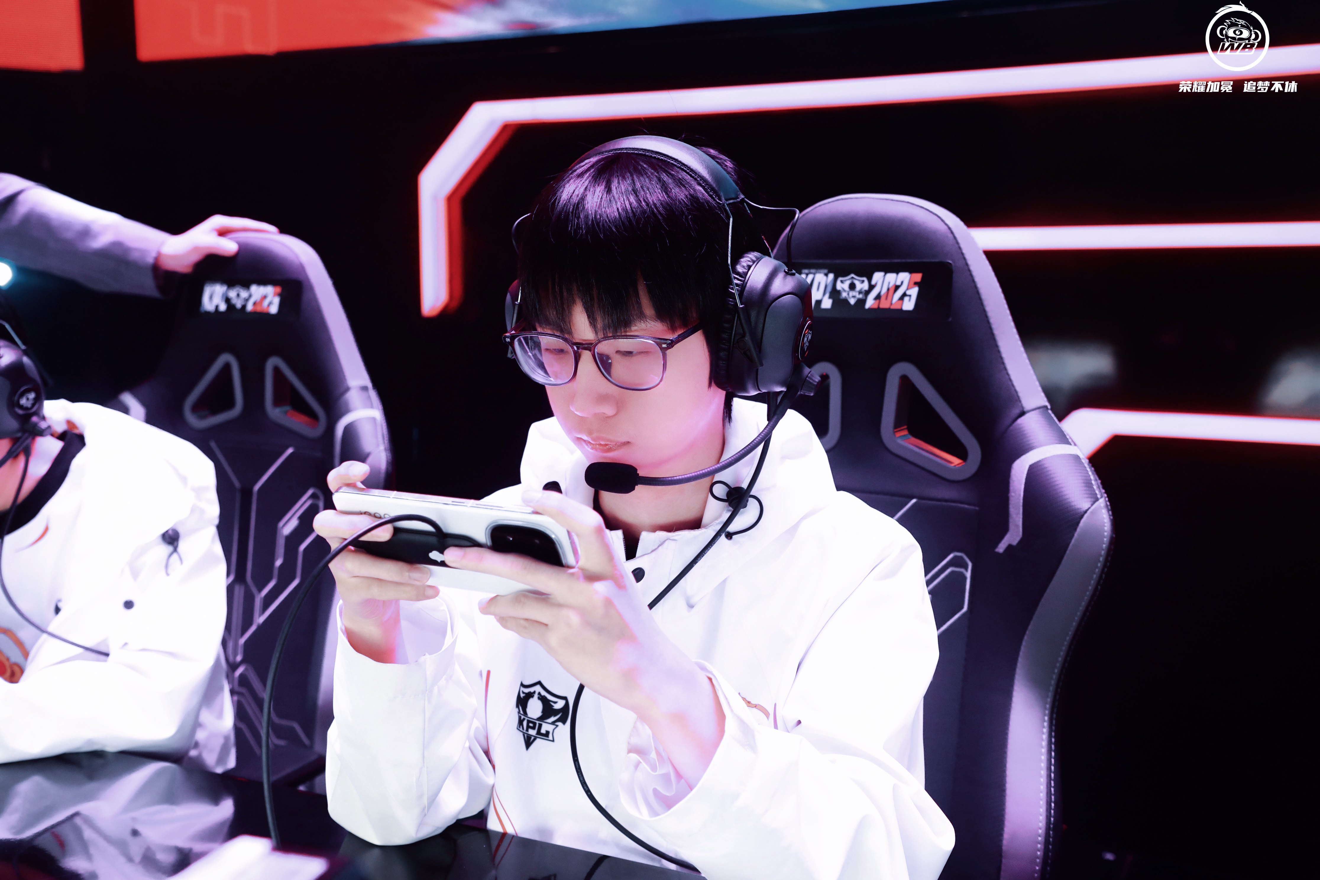 开云体育在线-包含WBG险胜MAD,Xiaohu制霸全场的词条