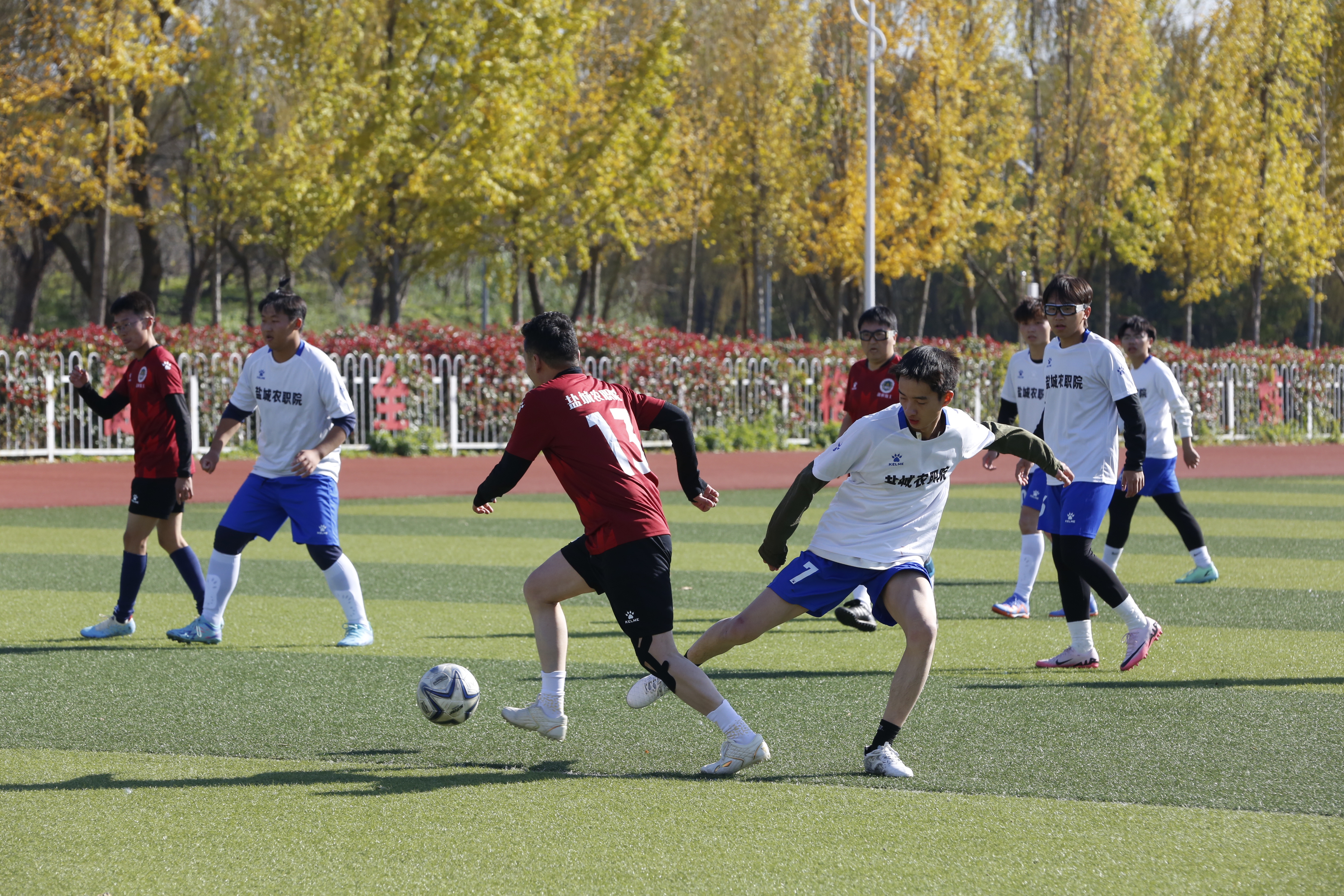 开云体育官方网站-足球联赛角逐愈发激烈,球员犹如英雄逐鹿