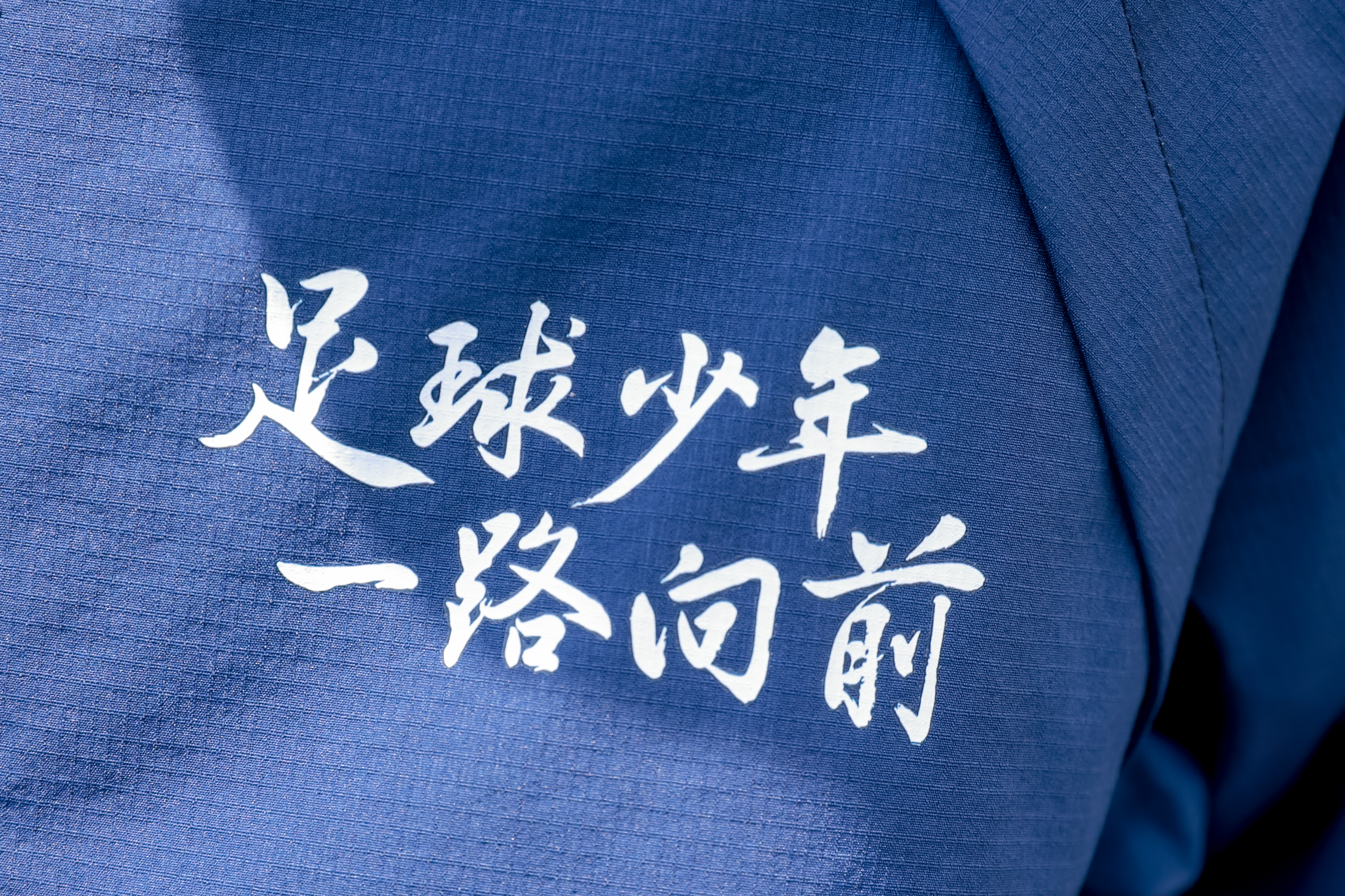 足球联赛角逐愈发激烈,球员犹如英雄逐鹿 足球联赛角逐愈发激烈,球员犹如英雄逐鹿