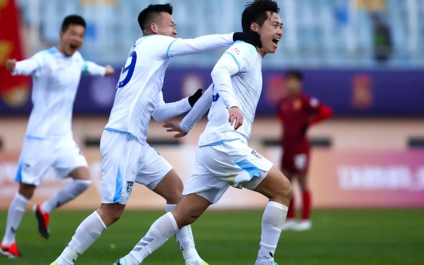 足球擂台上再掀激情，球员实力对决拼搏争胜