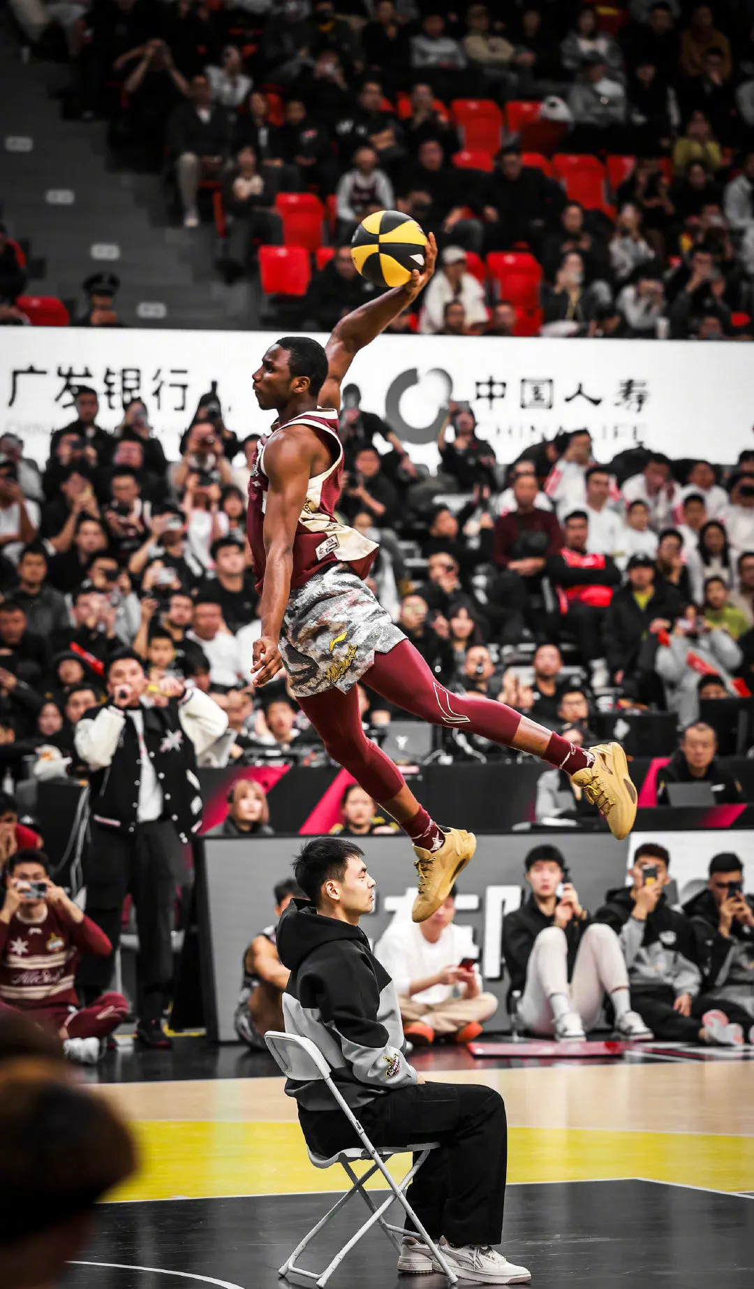 扣篮犹如行云流水,球队风采无限,赛场热浪滚滚 扣篮犹如行云流水,球队风采无限,赛场热浪滚滚